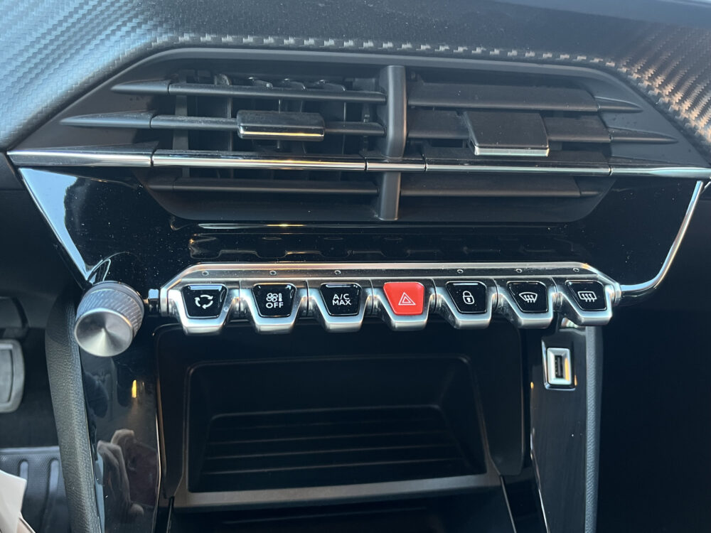 Peugeot 2008 1.2 PureTech Allure // LED // CRUISE // CAMERA+SENSOREN // APPLE CARPLAY-ANDROID AUTO // 24