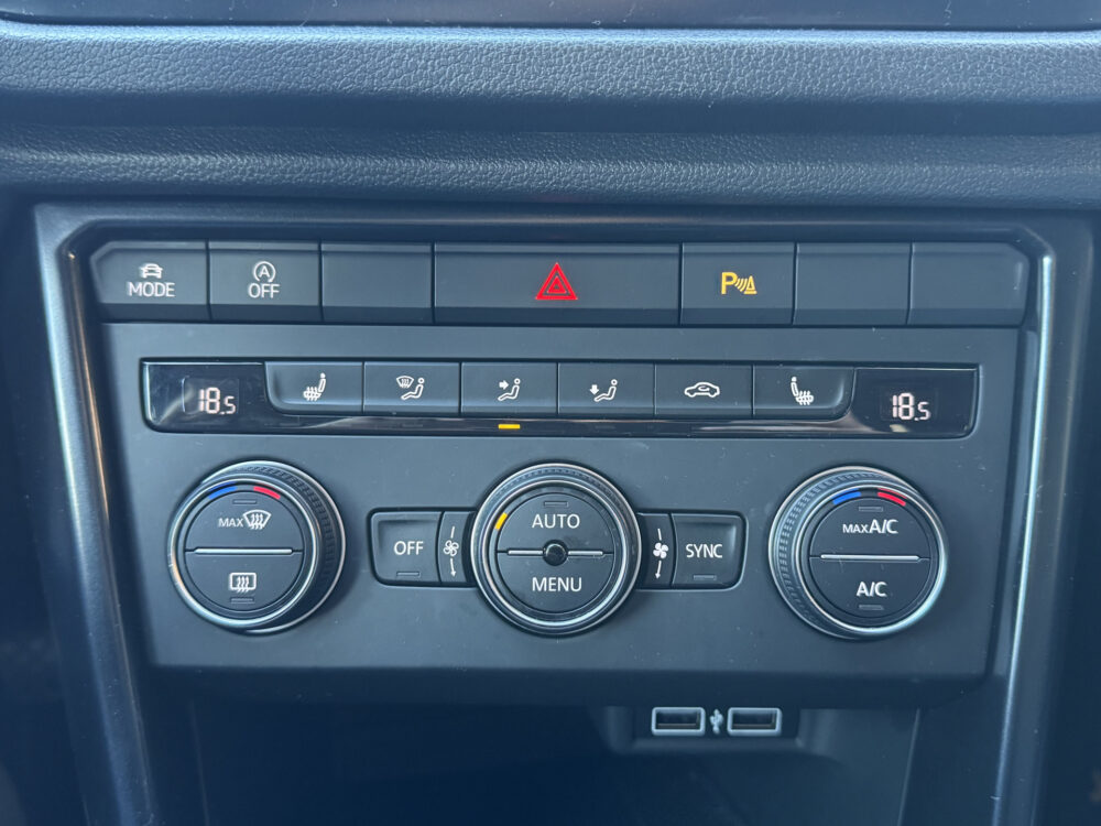 Volkswagen T-Roc 1.0 TSI Style // APPLE CARPLAY - ANDROID AUTO // PDC // CLIMA // STOELVERWARMING // 19