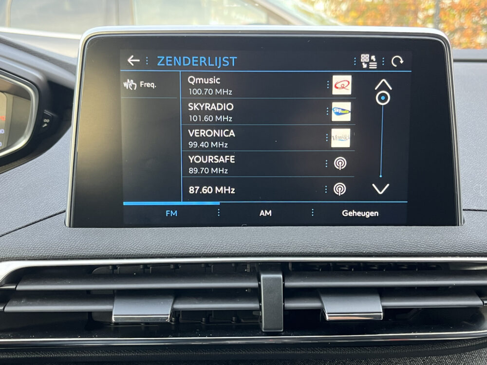 Peugeot 3008 1.2 PureTech Allure // DIGI COCKPIT! // NAVI // CAMERA // CLIMA // CRUISE // TREKHAAK // APPLE CARPLAY - ANDROID AUTO // ELEK. A 15