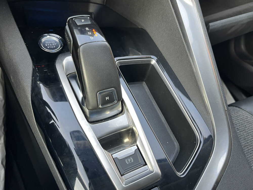 Peugeot 3008 1.2 PureTech Allure // DIGI COCKPIT! // NAVI // CAMERA // CLIMA // CRUISE // TREKHAAK // APPLE CARPLAY - ANDROID AUTO // ELEK. A 25