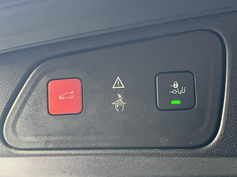 Peugeot 3008 1.2 PureTech Allure // DIGI COCKPIT! // NAVI // CAMERA // CLIMA // CRUISE // TREKHAAK // APPLE CARPLAY - ANDROID AUTO // ELEK. A 31