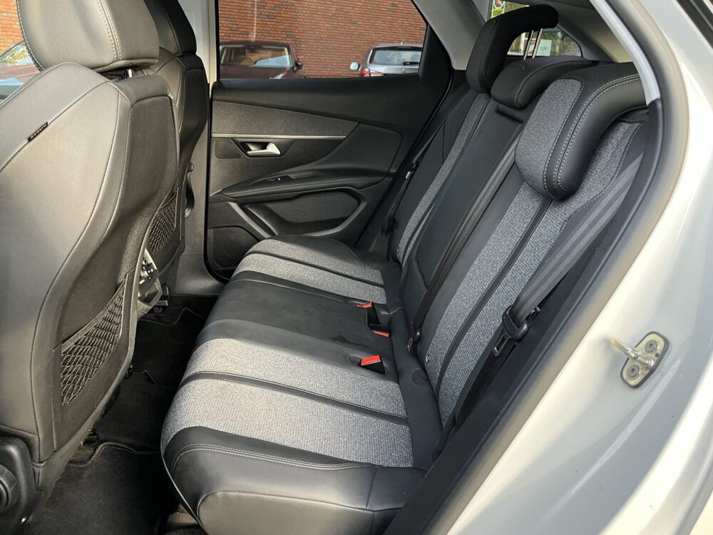 Peugeot 3008 1.2 PureTech Allure // DIGI COCKPIT! // NAVI // CAMERA // CLIMA // CRUISE // TREKHAAK // APPLE CARPLAY - ANDROID AUTO // ELEK. A 9