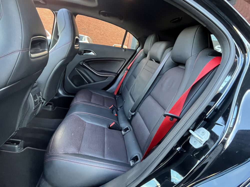 Mercedes-Benz A-Klasse 250 Sport 4MATIC Prestige // HARMAN-KARDON AUDIO // ADAPTIVE CRUISE // NAVI // CAMERA // SCHUIF-KANTELDAK // 10