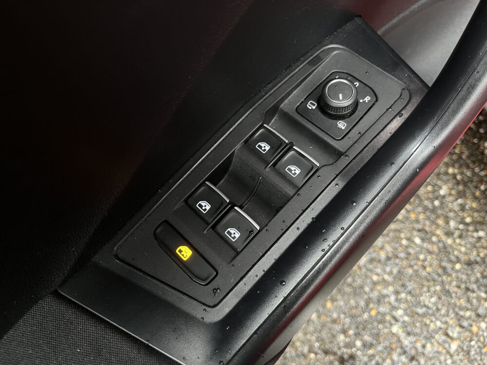 Volkswagen T-Roc 1.0 TSI Sport // ADAPT. CRUISE // DODEHOEK // NAVI // APPLE-ANDROID AUTO // PDC V+A // 16