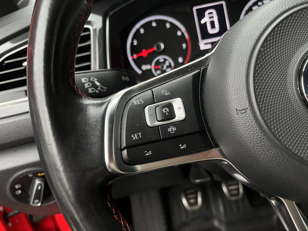 Volkswagen T-Roc 1.0 TSI Sport // ADAPT. CRUISE // DODEHOEK // NAVI // APPLE-ANDROID AUTO // PDC V+A // 19