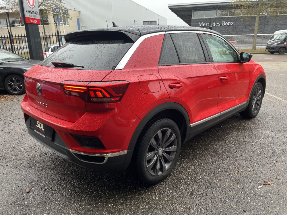 Volkswagen T-Roc 1.0 TSI Sport // ADAPT. CRUISE // DODEHOEK // NAVI // APPLE-ANDROID AUTO // PDC V+A // 5