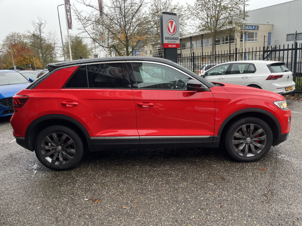 Volkswagen T-Roc 1.0 TSI Sport // ADAPT. CRUISE // DODEHOEK // NAVI // APPLE-ANDROID AUTO // PDC V+A // 6