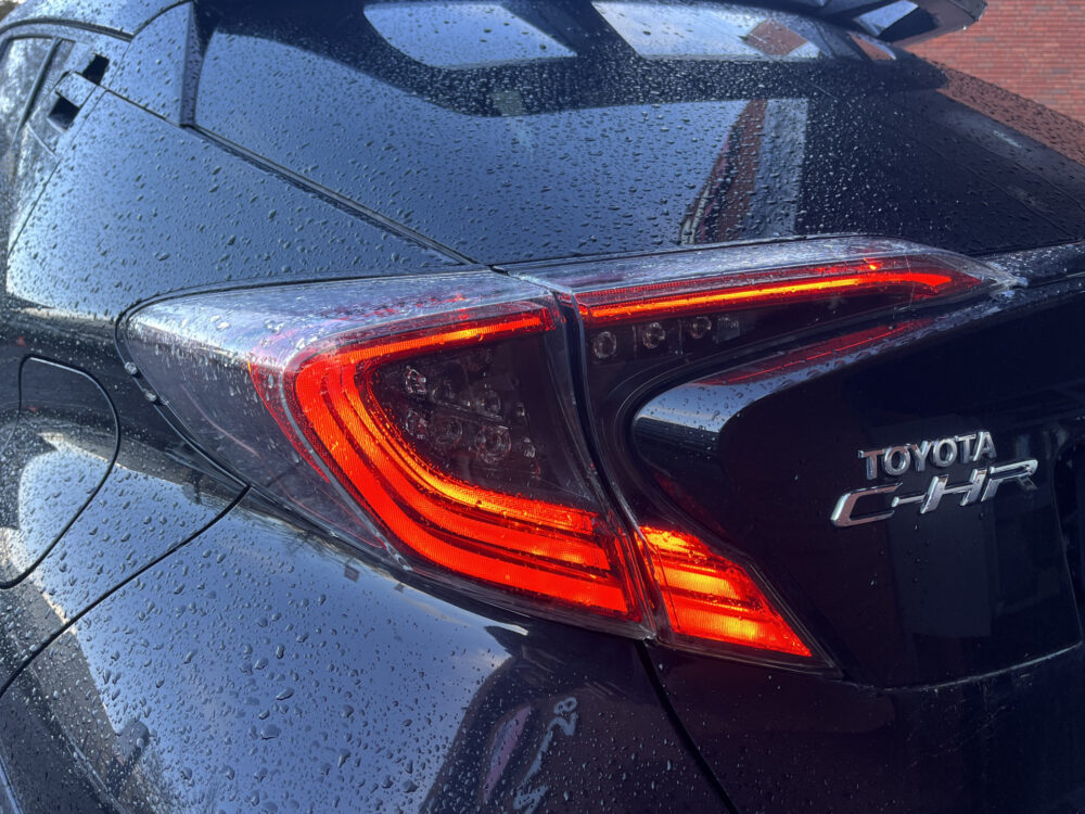 Toyota C-HR 1.8 Hybrid Executive // LED KOPLAMPEN // NAVI // CAMERA // ADAPTIVE CRUISE // STOEL + STUUR VERWARMING // 7