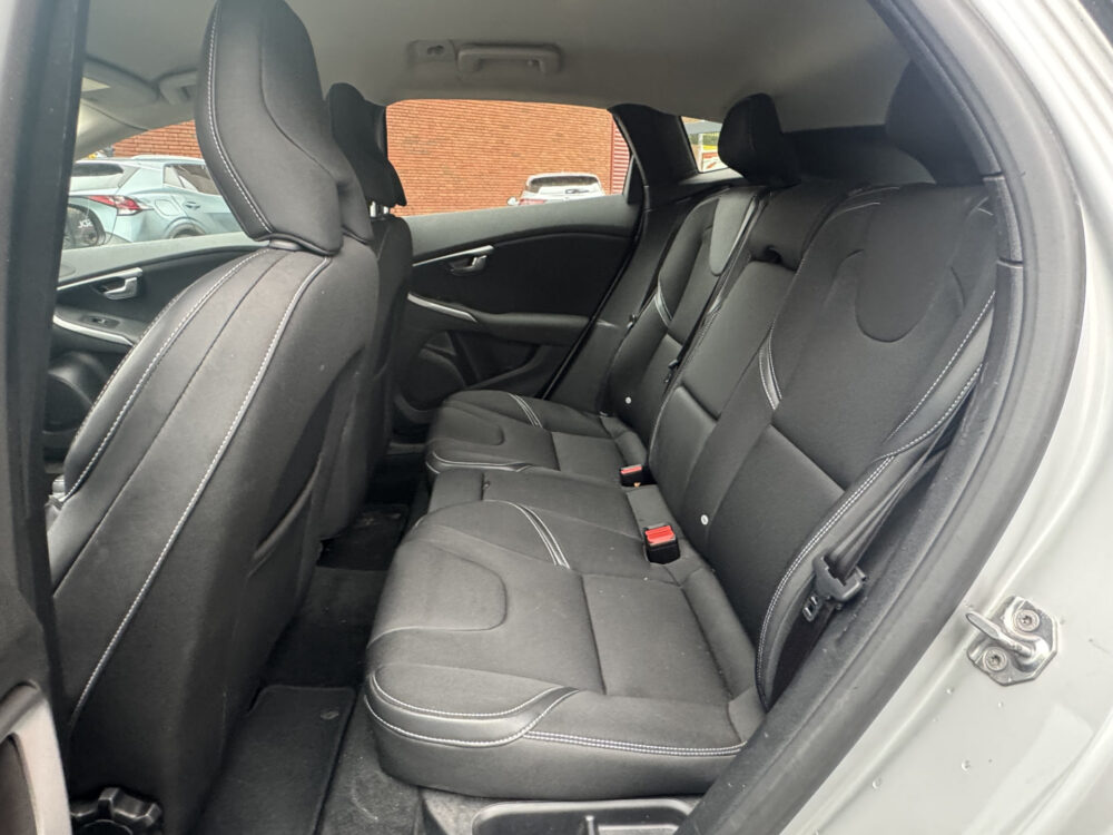 Volvo V40 2.0 T2 Momentum // NAVI // PDC // CLIMA // CRUISE // LED KOPLAMPEN // BLUETOOTH // 10