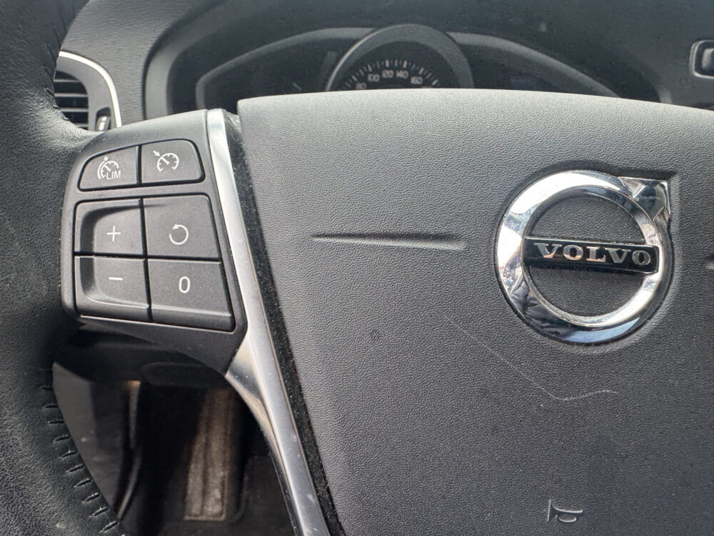 Volvo V40 2.0 T2 Momentum // NAVI // PDC // CLIMA // CRUISE // LED KOPLAMPEN // BLUETOOTH // 12