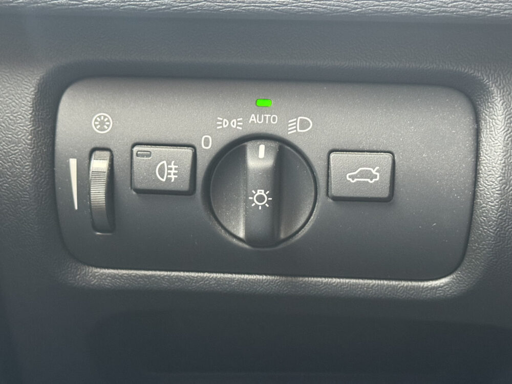 Volvo V40 2.0 T2 Momentum // NAVI // PDC // CLIMA // CRUISE // LED KOPLAMPEN // BLUETOOTH // 21