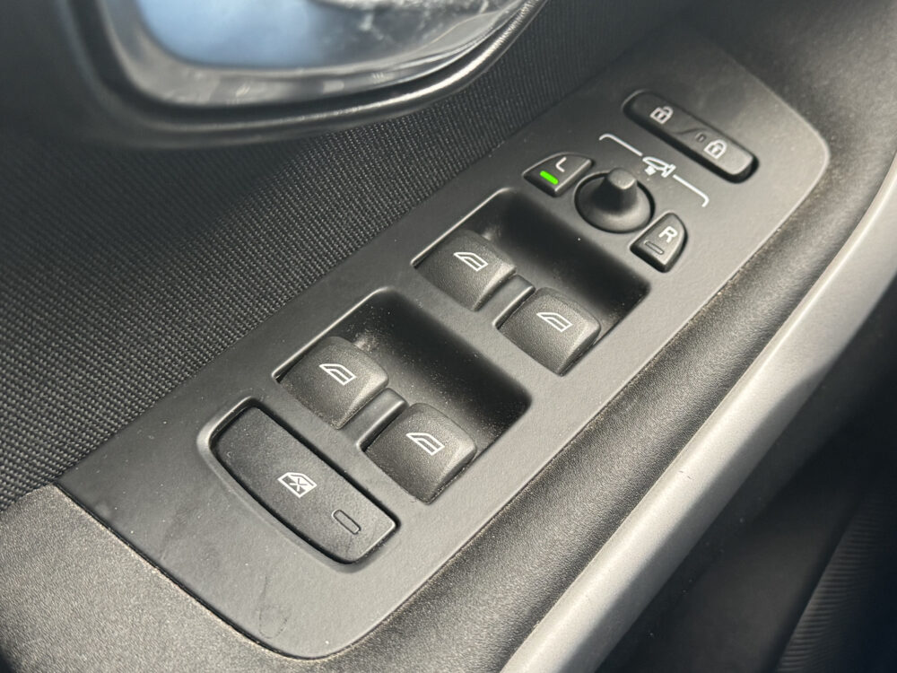 Volvo V40 2.0 T2 Momentum // NAVI // PDC // CLIMA // CRUISE // LED KOPLAMPEN // BLUETOOTH // 22