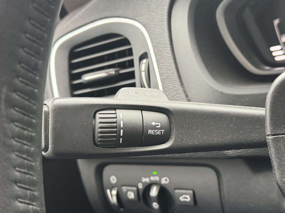 Volvo V40 2.0 T2 Momentum // NAVI // PDC // CLIMA // CRUISE // LED KOPLAMPEN // BLUETOOTH // 23