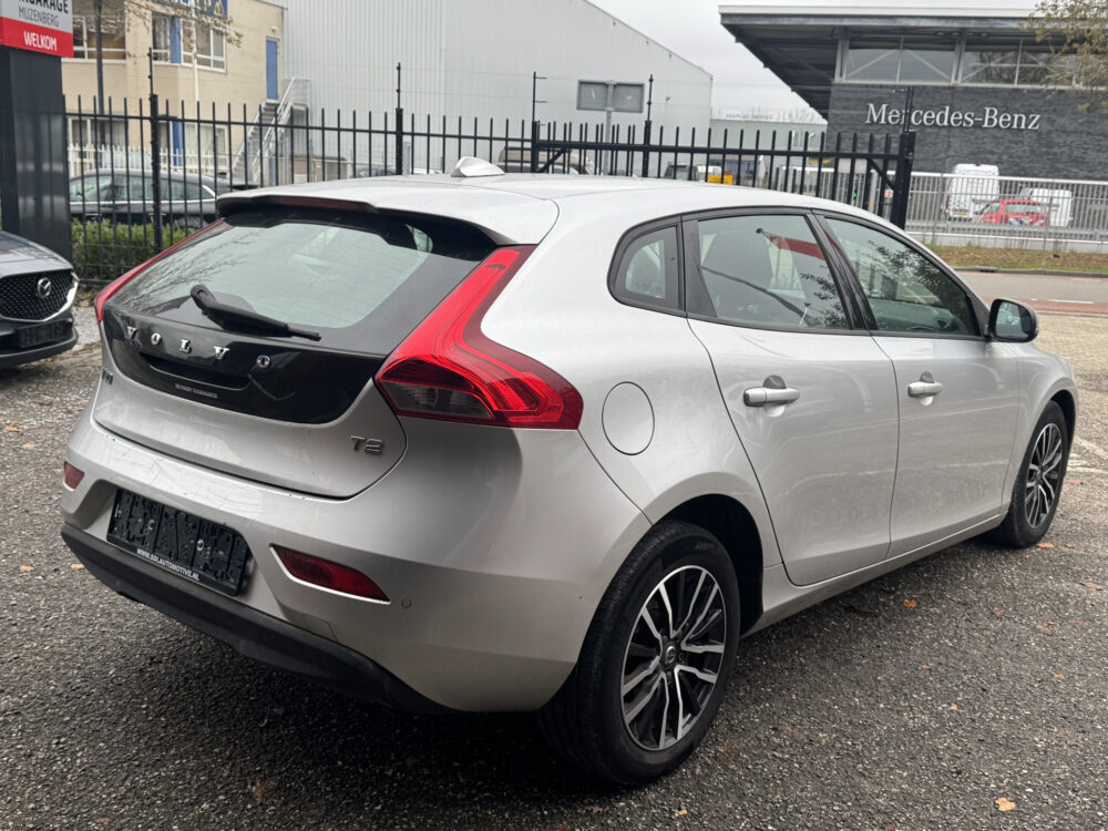 Volvo V40 2.0 T2 Momentum // NAVI // PDC // CLIMA // CRUISE // LED KOPLAMPEN // BLUETOOTH // 3
