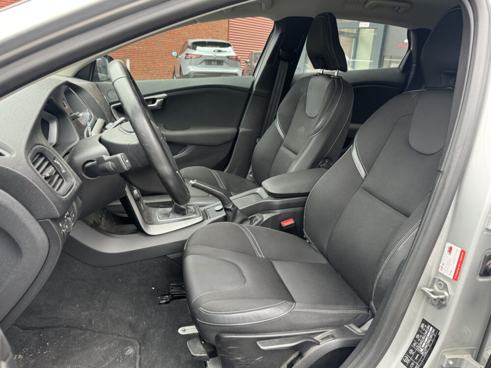 Volvo V40 2.0 T2 Momentum // NAVI // PDC // CLIMA // CRUISE // LED KOPLAMPEN // BLUETOOTH // 9