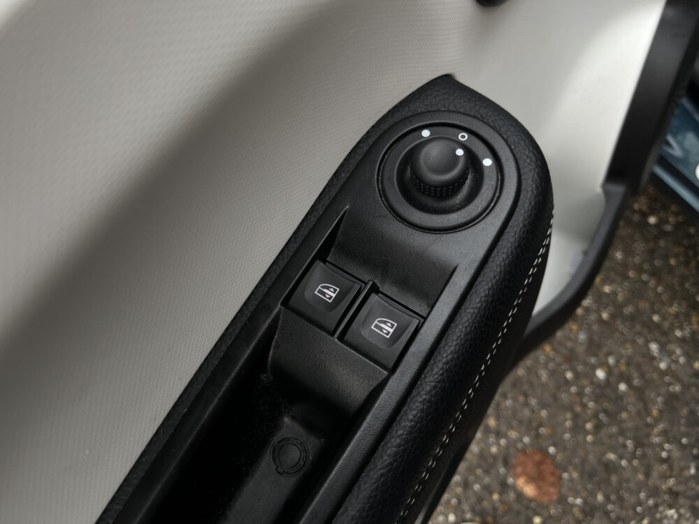 Renault Twingo Z.E. R80 Intens // LED // PARKEERCAMERA // CLIMA // CRUISE // STOELVERWARMING // APPLE-ANDROID AUTO // 17