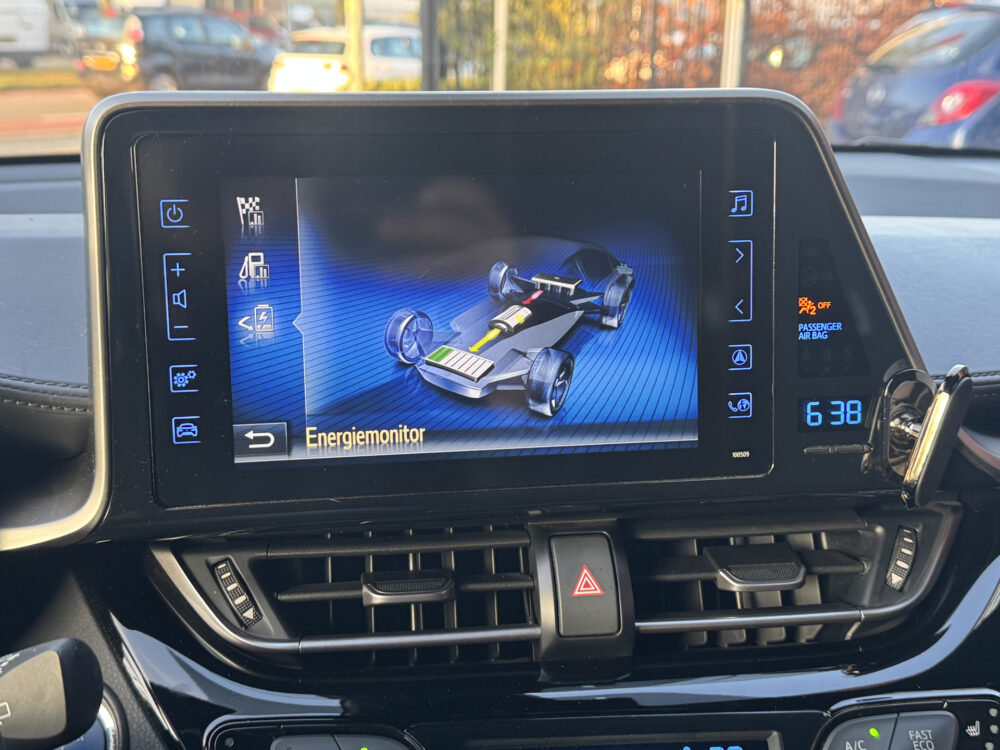 Toyota C-HR 1.8 Hybrid Style // LED VERLICHTING // NAVI // CAMERA // ADAPTIVE CRUISE // CLIMA // DODENHOEK SENSOR // 18