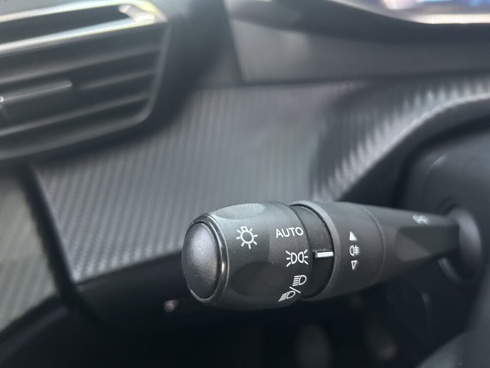 Peugeot 2008 1.2 PureTech Allure // LED // NAVI + CARPLAY // PDC V+A // CAMERA // CLIMA // HALF-LEDER 11