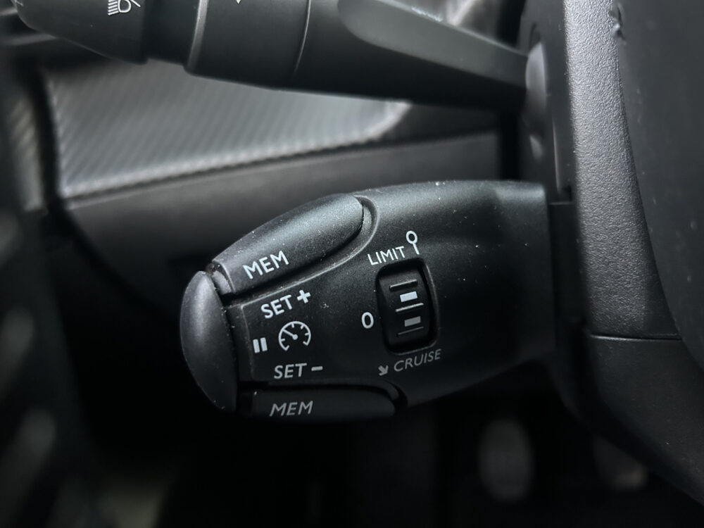 Peugeot 2008 1.2 PureTech Allure // LED // NAVI + CARPLAY // PDC V+A // CAMERA // CLIMA // HALF-LEDER 12