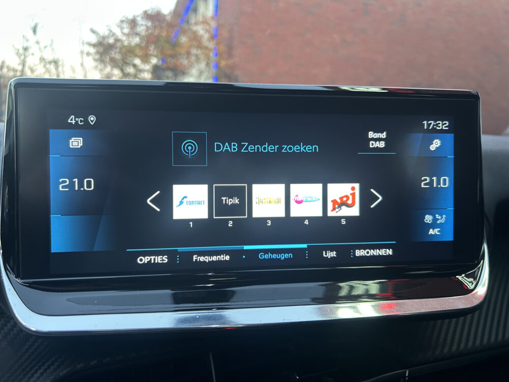 Peugeot 2008 1.2 PureTech Allure // LED // NAVI + CARPLAY // PDC V+A // CAMERA // CLIMA // HALF-LEDER 19
