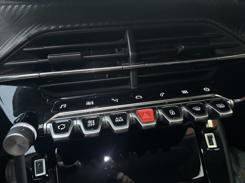 Peugeot 2008 1.2 PureTech Allure // LED // NAVI + CARPLAY // PDC V+A // CAMERA // CLIMA // HALF-LEDER 20