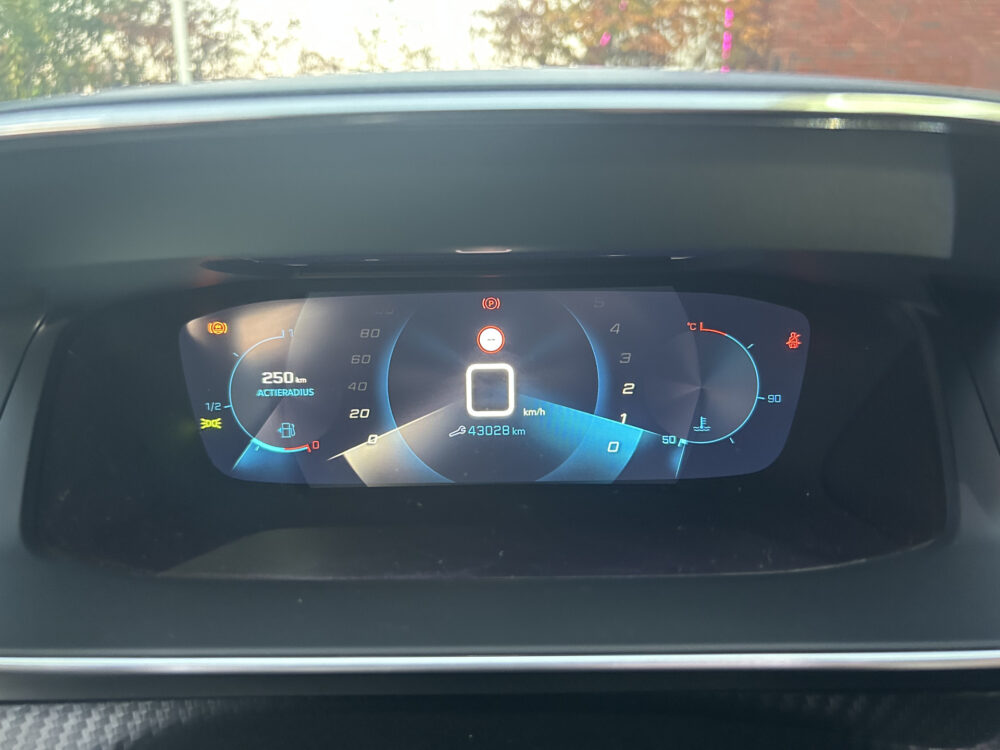 Peugeot 2008 1.2 PureTech Allure // LED // NAVI + CARPLAY // PDC V+A // CAMERA // CLIMA // HALF-LEDER 32