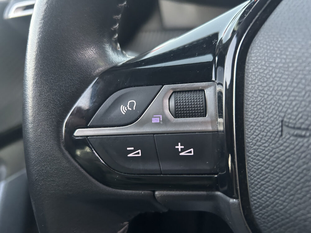 Peugeot 2008 1.2 PureTech Allure // LED // NAVI + CARPLAY // PDC V+A // CAMERA // CLIMA // HALF-LEDER 9