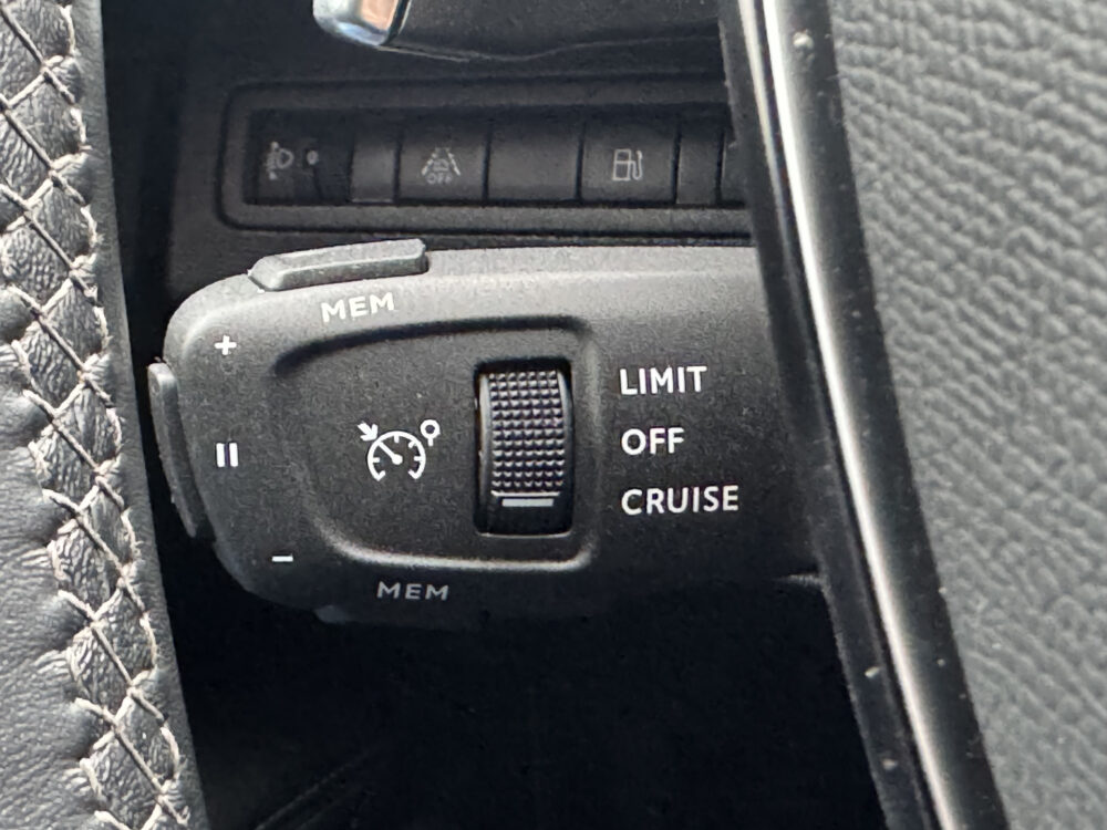 Peugeot 3008 1.6 HYbrid 225 Allure // NAVI // CAMERA // CLIMA // CRUISE // STOELVERWARMING // APPLE CARPLAY - ANDROID AUTO // 24