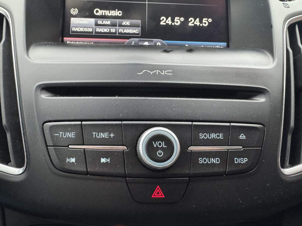 Ford FOCUS Wagon 1.5 ST-Line 183 PK!!! // NAVI // PDC // CRUISE // CLIMA // TREKHAAK // BLUETOOTH // STOELVERWARMING 19