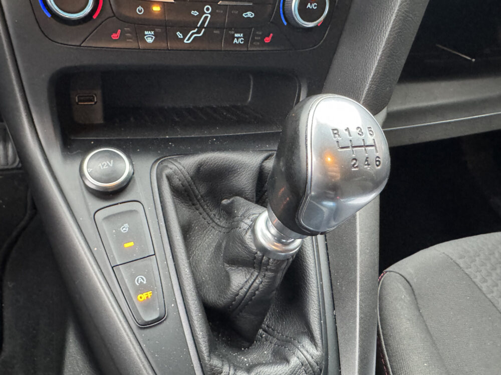 Ford FOCUS Wagon 1.5 ST-Line 183 PK!!! // NAVI // PDC // CRUISE // CLIMA // TREKHAAK // BLUETOOTH // STOELVERWARMING 23