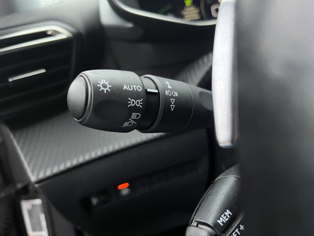 Peugeot 2008 1.2 PureTech Allure // LED // HALF LEDER // KEYLESS // CAMERA+SENSOREN // APPLE-ANDROID AUTO // 16