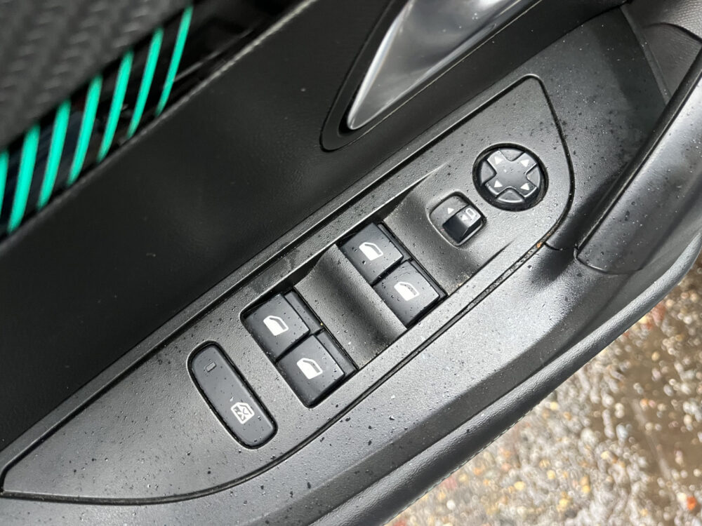 Peugeot 2008 1.2 PureTech Allure // LED // HALF LEDER // KEYLESS // CAMERA+SENSOREN // APPLE-ANDROID AUTO // 17