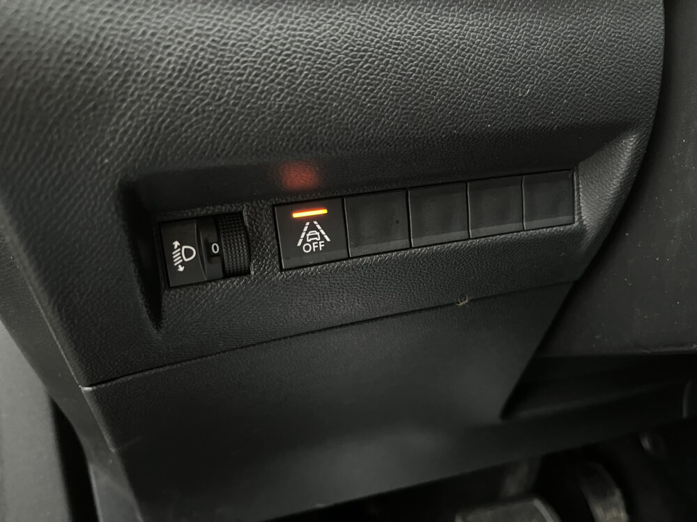 Peugeot 2008 1.2 PureTech Allure // LED // HALF LEDER // KEYLESS // CAMERA+SENSOREN // APPLE-ANDROID AUTO // 18