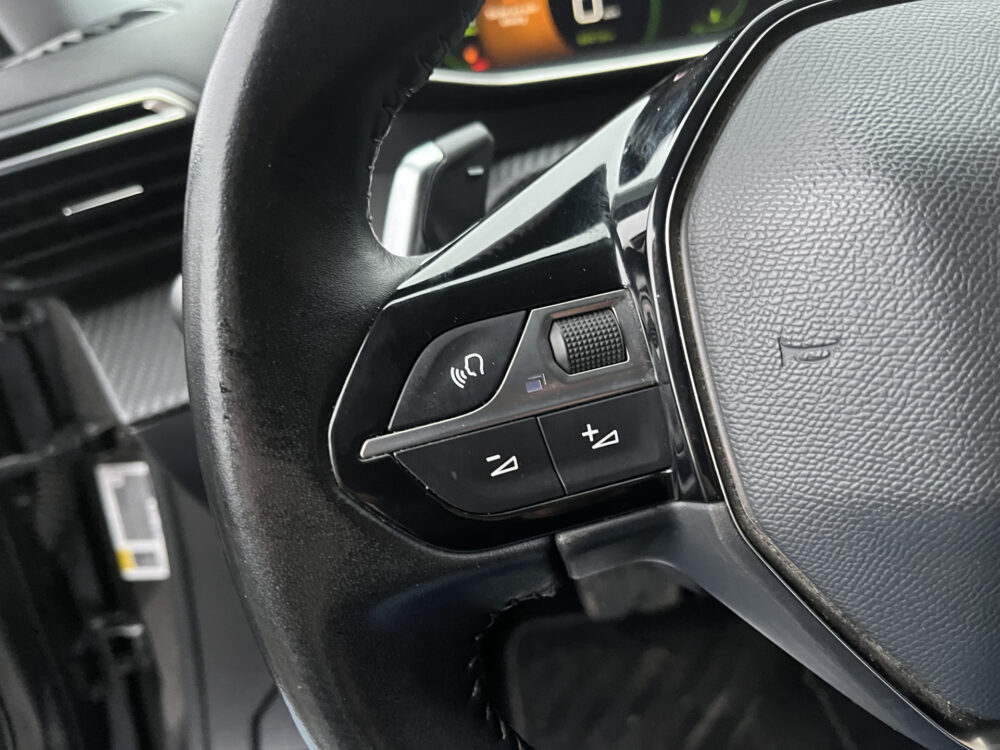 Peugeot 2008 1.2 PureTech Allure // LED // HALF LEDER // KEYLESS // CAMERA+SENSOREN // APPLE-ANDROID AUTO // 19