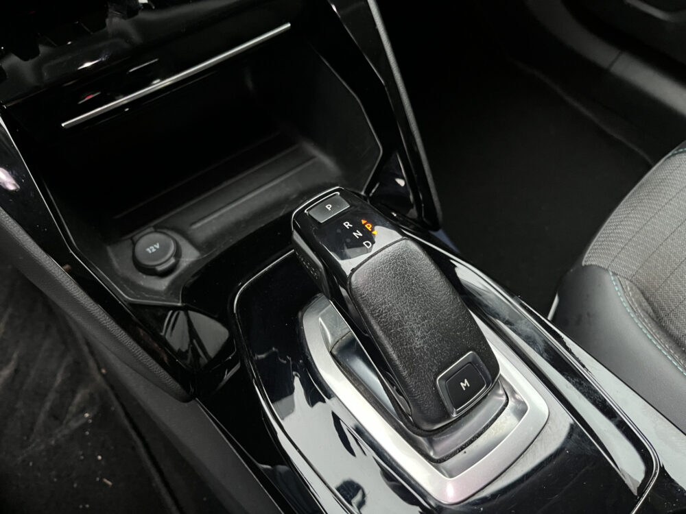 Peugeot 2008 1.2 PureTech Allure // LED // HALF LEDER // KEYLESS // CAMERA+SENSOREN // APPLE-ANDROID AUTO // 23