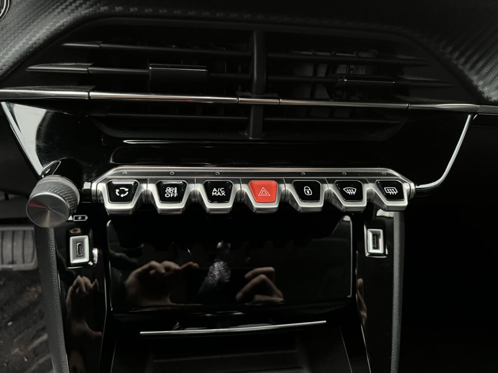 Peugeot 2008 1.2 PureTech Allure // LED // HALF LEDER // KEYLESS // CAMERA+SENSOREN // APPLE-ANDROID AUTO // 24