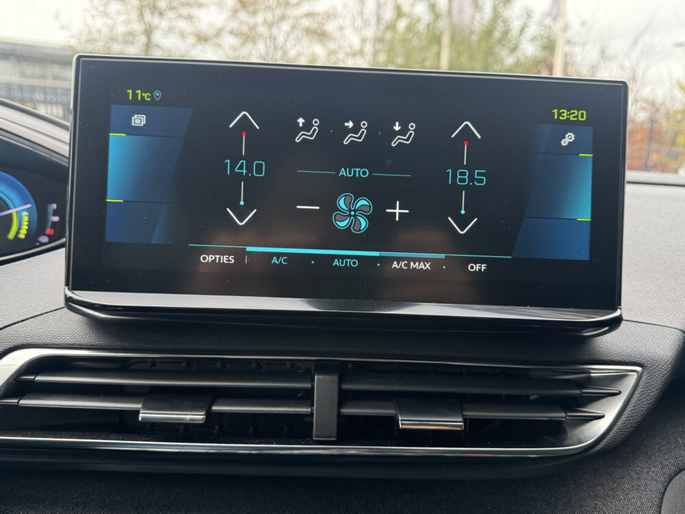 Peugeot 3008 1.6 HYbrid 225 Road Trip 1STE EIGENAAR!! UNIEK 28000KM!!! // CAMERA // NAVI // CRUISE // CLIMA // APPLE CARPLAY - ANDROID AUTO / 17