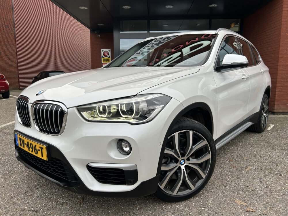 BMW X1 sDrive20i Executive X-Line // LED // LEDER // HEAD-UP DISPLAY // ELEK. ACHTERKLEP // NAVI // PDC V+A // 1