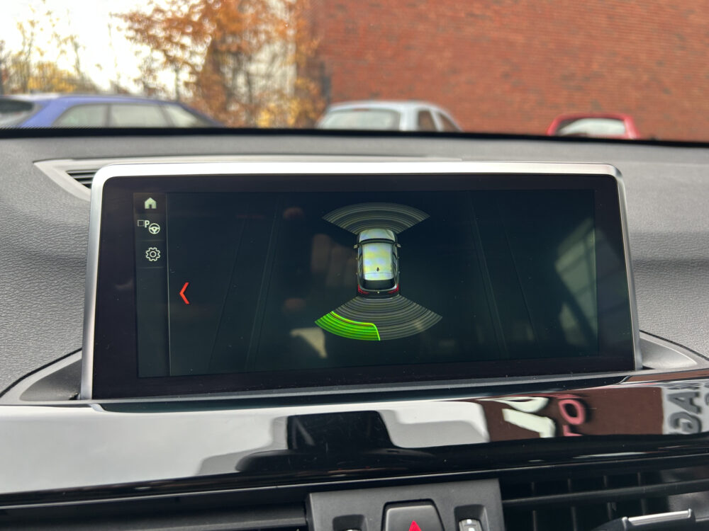 BMW X1 sDrive20i Executive X-Line // LED // LEDER // HEAD-UP DISPLAY // ELEK. ACHTERKLEP // NAVI // PDC V+A // 16