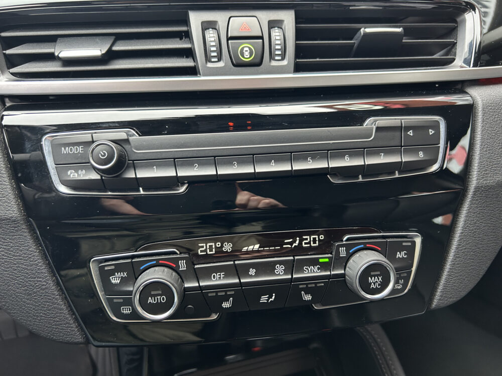 BMW X1 sDrive20i Executive X-Line // LED // LEDER // HEAD-UP DISPLAY // ELEK. ACHTERKLEP // NAVI // PDC V+A // 17