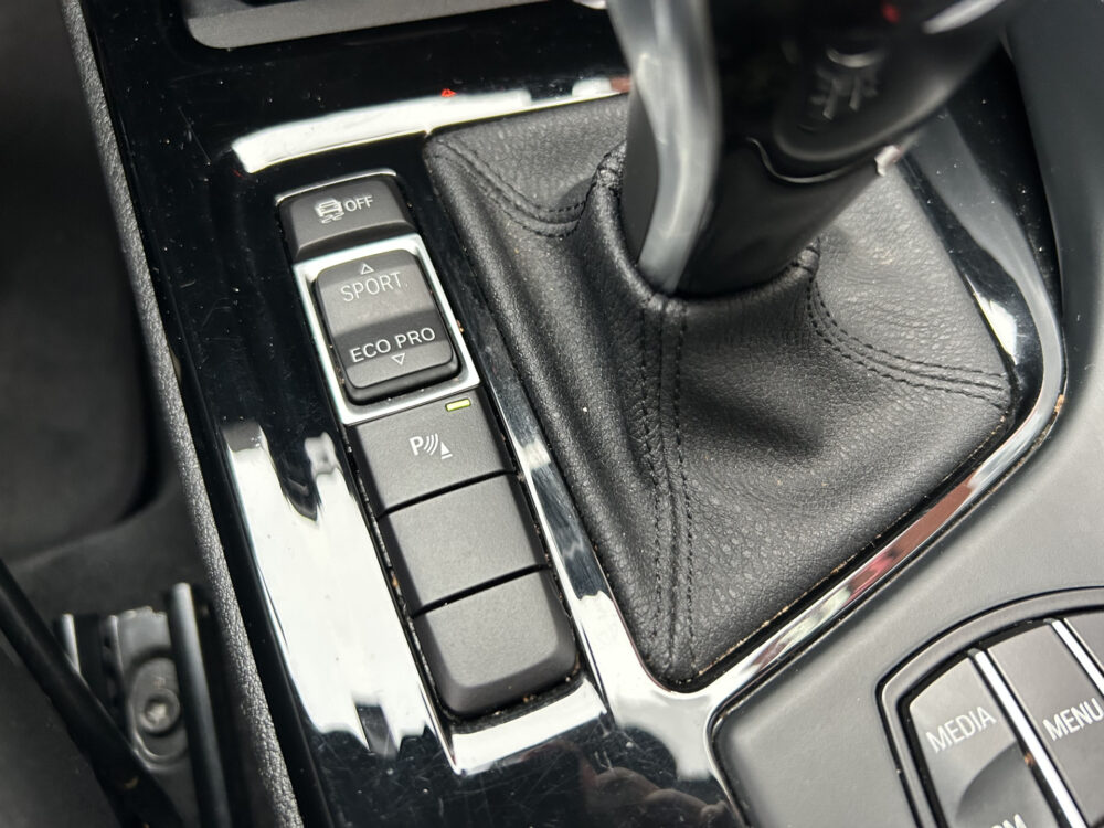 BMW X1 sDrive20i Executive X-Line // LED // LEDER // HEAD-UP DISPLAY // ELEK. ACHTERKLEP // NAVI // PDC V+A // 19