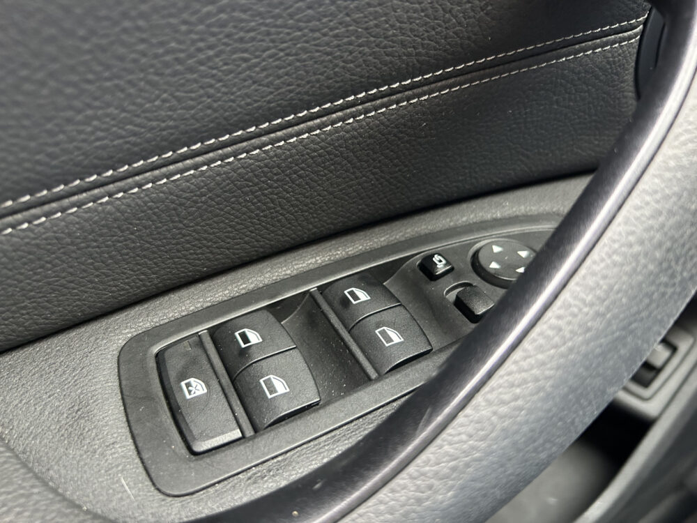 BMW X1 sDrive20i Executive X-Line // LED // LEDER // HEAD-UP DISPLAY // ELEK. ACHTERKLEP // NAVI // PDC V+A // 21