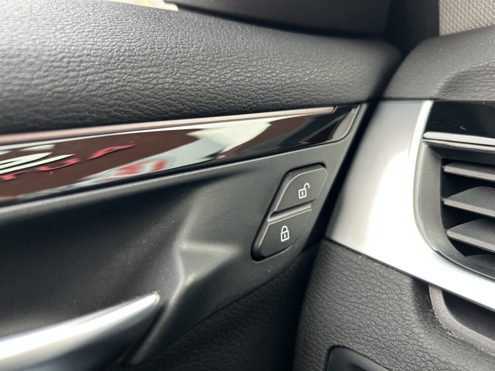 BMW X1 sDrive20i Executive X-Line // LED // LEDER // HEAD-UP DISPLAY // ELEK. ACHTERKLEP // NAVI // PDC V+A // 23