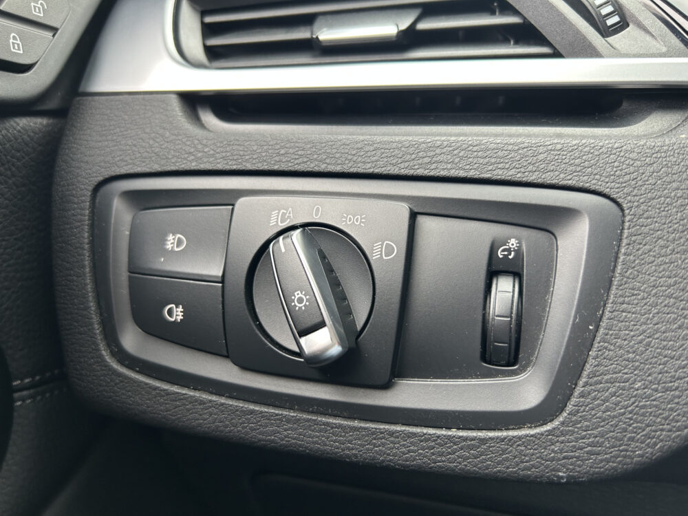 BMW X1 sDrive20i Executive X-Line // LED // LEDER // HEAD-UP DISPLAY // ELEK. ACHTERKLEP // NAVI // PDC V+A // 24