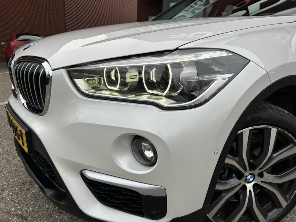 BMW X1 sDrive20i Executive X-Line // LED // LEDER // HEAD-UP DISPLAY // ELEK. ACHTERKLEP // NAVI // PDC V+A // 27