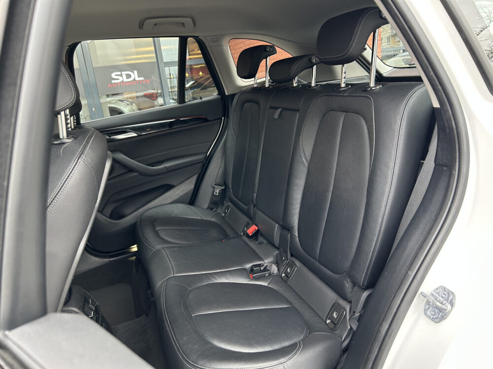 BMW X1 sDrive20i Executive X-Line // LED // LEDER // HEAD-UP DISPLAY // ELEK. ACHTERKLEP // NAVI // PDC V+A // 29