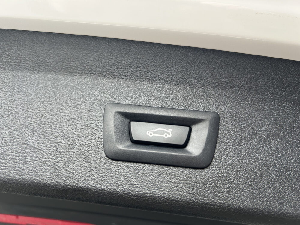 BMW X1 sDrive20i Executive X-Line // LED // LEDER // HEAD-UP DISPLAY // ELEK. ACHTERKLEP // NAVI // PDC V+A // 31