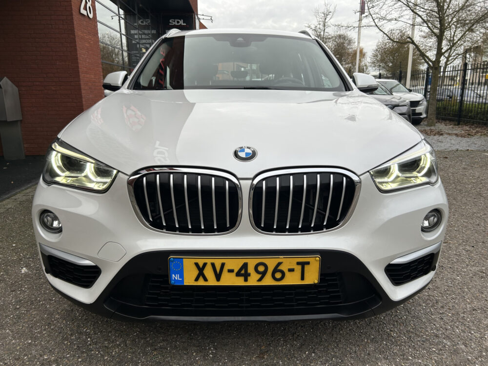BMW X1 sDrive20i Executive X-Line // LED // LEDER // HEAD-UP DISPLAY // ELEK. ACHTERKLEP // NAVI // PDC V+A // 4