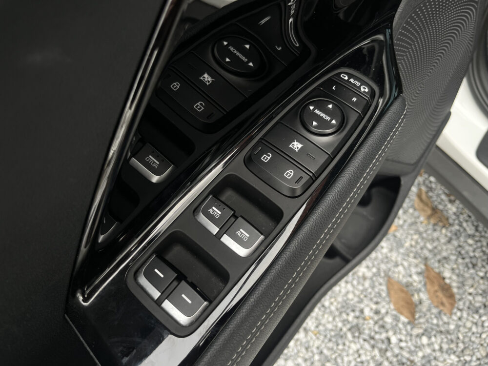 Kia Niro 1.6 GDi Hybrid ExecutiveLine // LED // LEDER // ELEK. STOEL+GEHEUGEN // JBL AUDIO // DODEHOEK // CAMERA+SENSOREN // 19