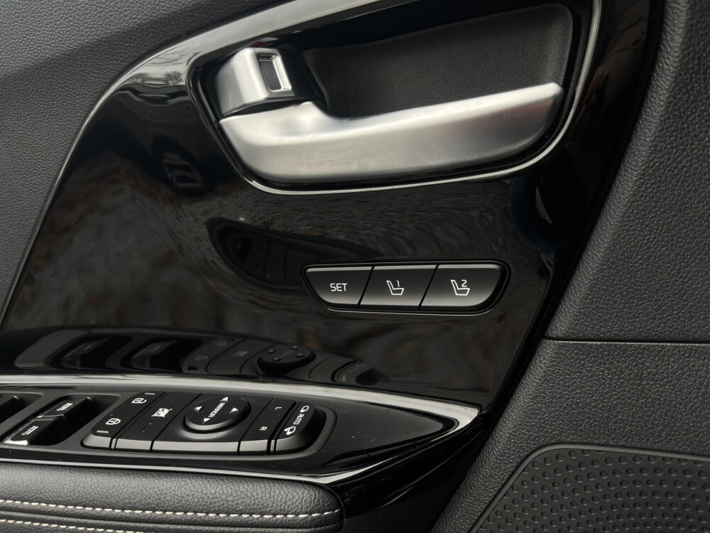 Kia Niro 1.6 GDi Hybrid ExecutiveLine // LED // LEDER // ELEK. STOEL+GEHEUGEN // JBL AUDIO // DODEHOEK // CAMERA+SENSOREN // 22